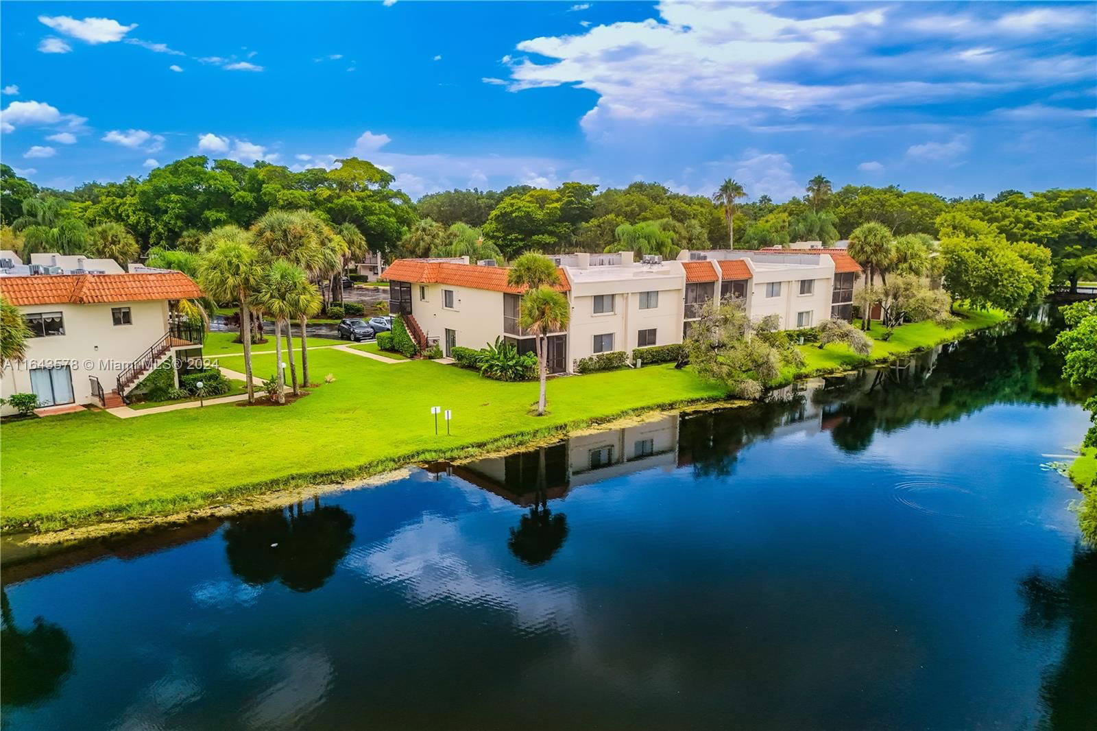 Real estate property located at 404 Lakeview Dr #104, Broward, RACQUET CLUB APARTMENTS A, Weston, FL