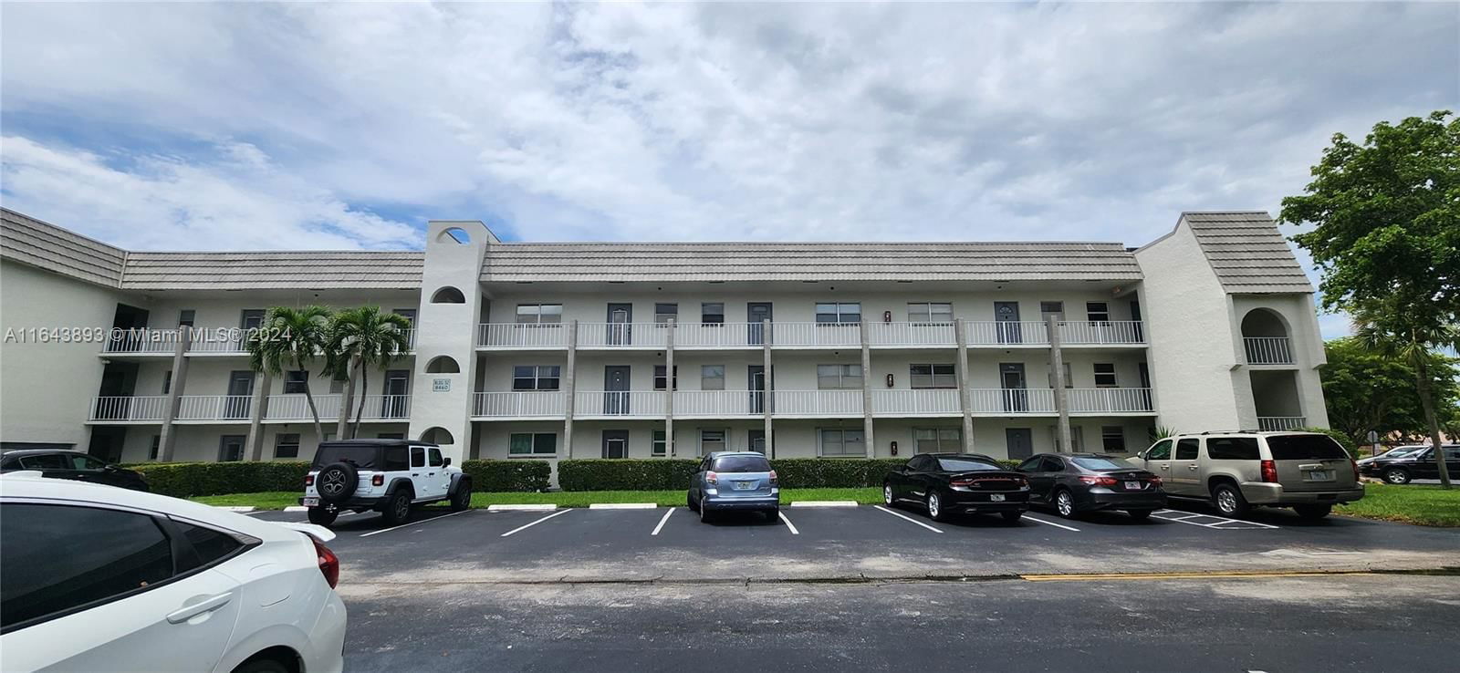 Real estate property located at 8460 Sunrise Lakes Blvd #212, Broward, SUNRISE LAKES 52 CONDO, Sunrise, FL