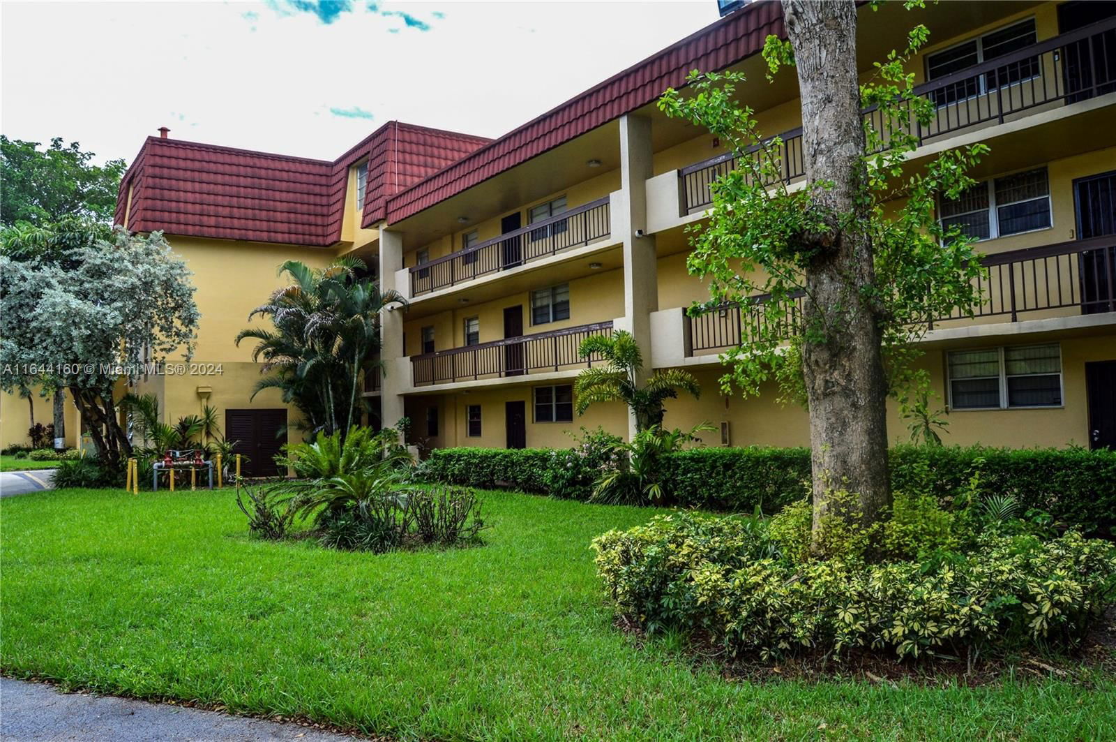 Real estate property located at 3490 Foxcroft Rd B212, Broward, FOXCROFT APTS INC CONDO, Miramar, FL