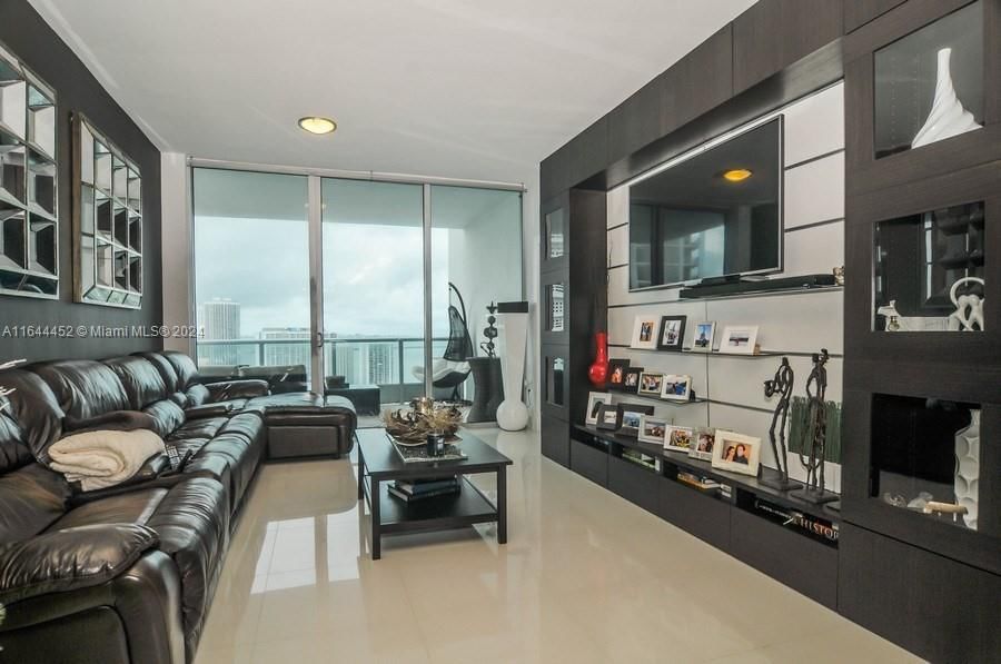 Real estate property located at 900 Biscayne Blvd #3810, Miami-Dade, 900 Biscayne, Miami, FL