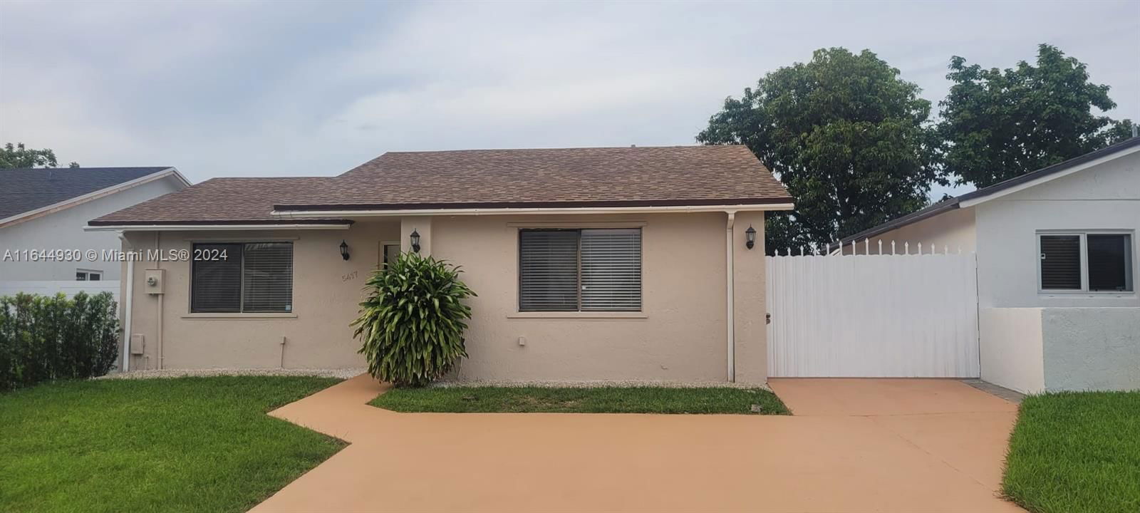 Real estate property located at 5417 197th Ln, Miami-Dade, LAKES OF ACADIA UNIT 8 SE, Miami Gardens, FL