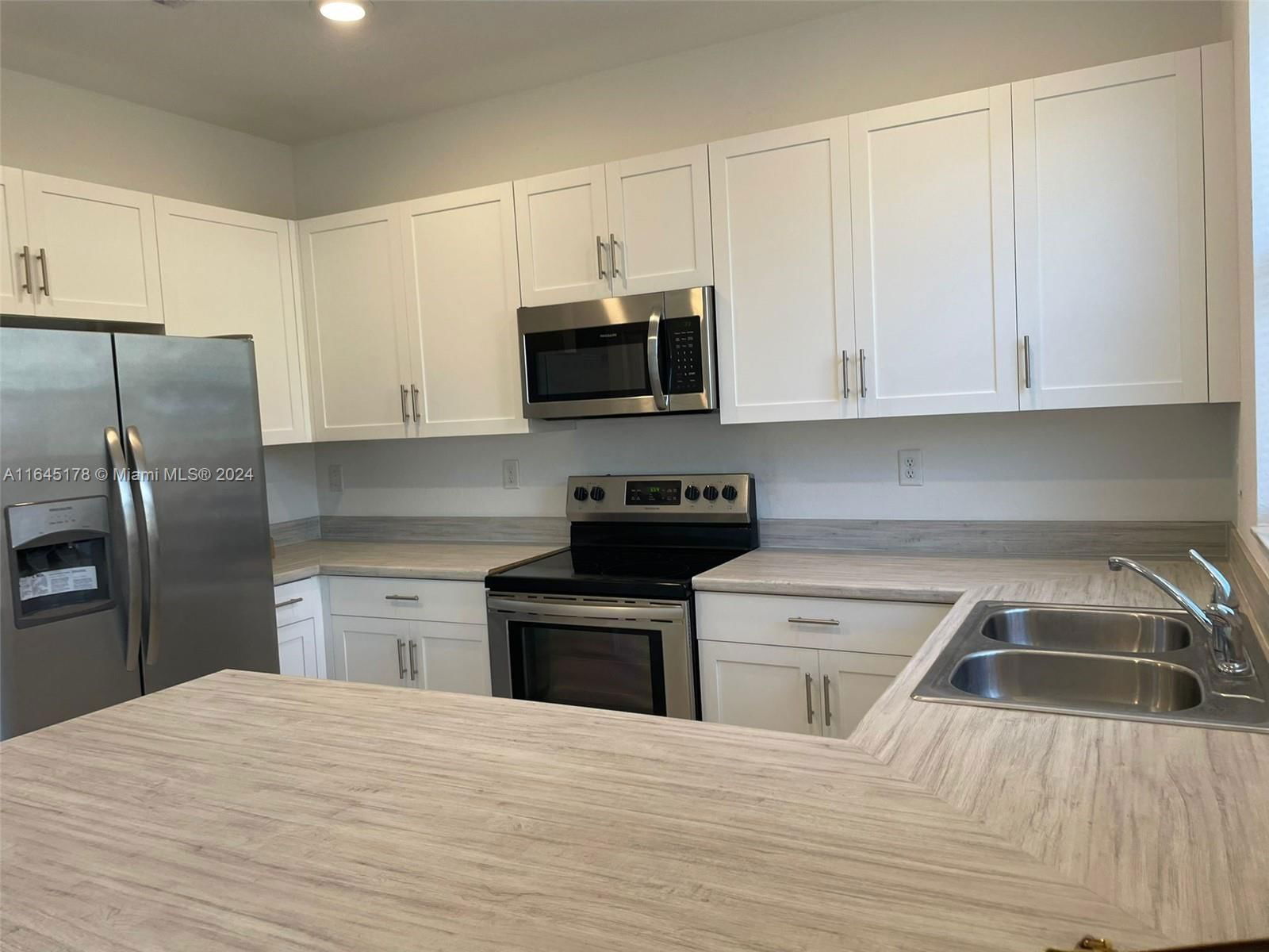 Real estate property located at 1586 27th Ter #1586, Miami-dade, Homestead Park Of Commerc, Homestead, FL