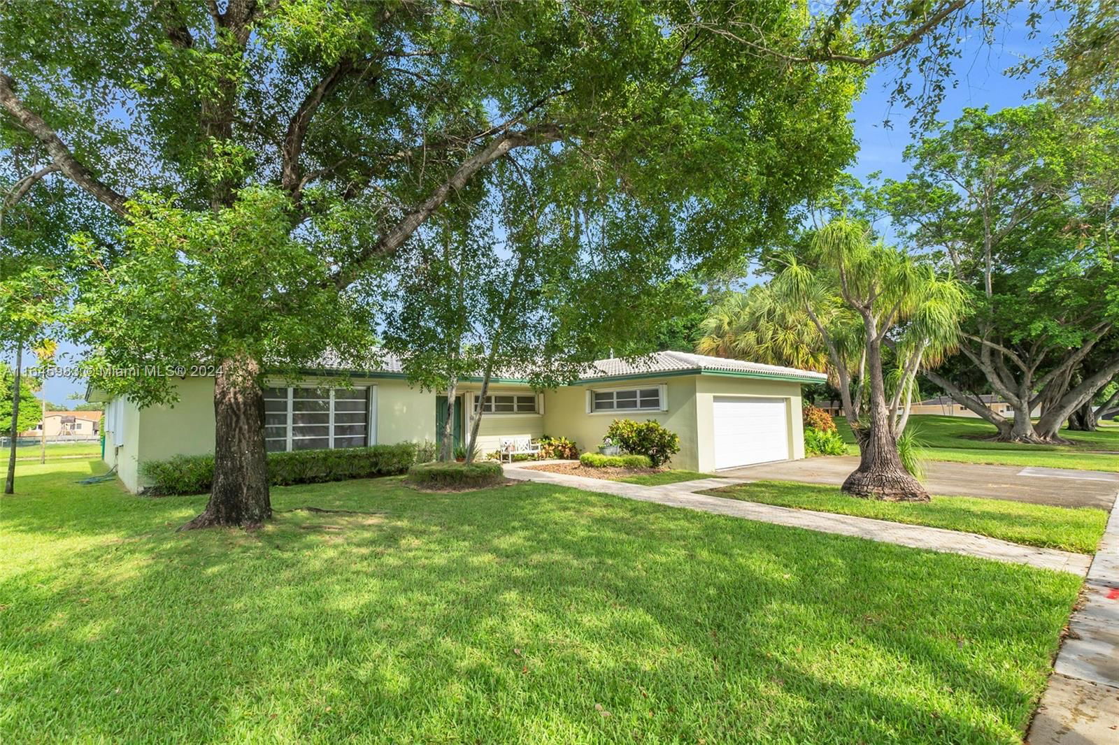 Real estate property located at 6880 White Oak Dr, Miami-Dade, MIAMI LAKES SEC 5, Miami Lakes, FL