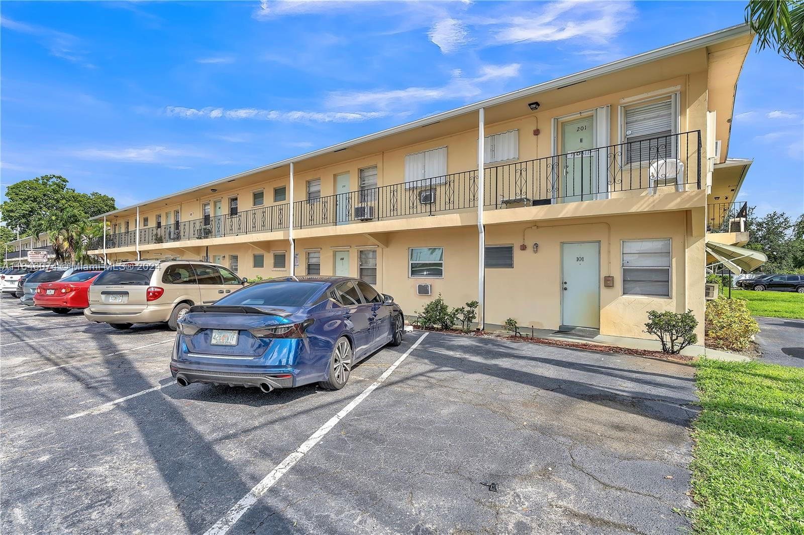 Real estate property located at 7401 Pines Blvd #101, Broward, PEMBROKE HOUSE CONDO, Pembroke Pines, FL