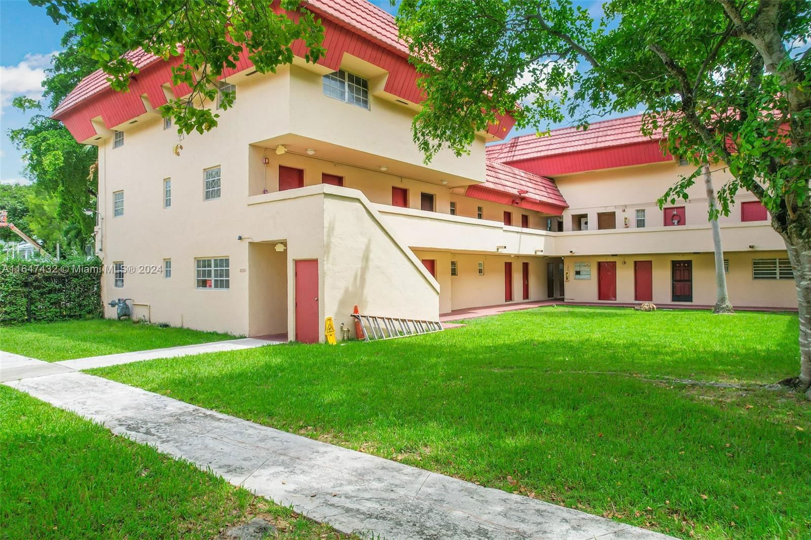 Real estate property located at 10901 Kendall Dr #203, Miami-Dade, CASTLE APTS CONDO, Miami, FL