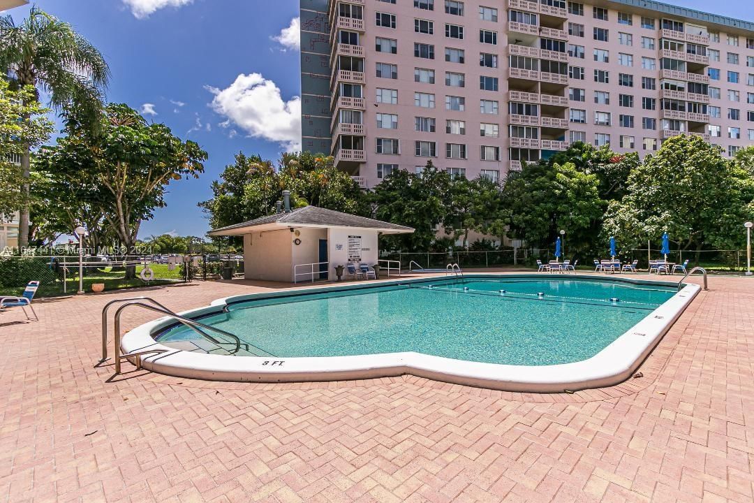 Real estate property located at 3850 Washington St #1110, Broward, HILLCREST EAST NO 27 COND, Hollywood, FL