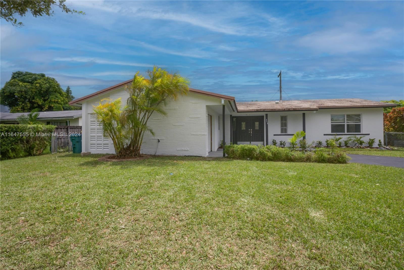 Real estate property located at 19615 Lenaire Dr, Miami-Dade, POINT ROYALE SEC 1, Cutler Bay, FL