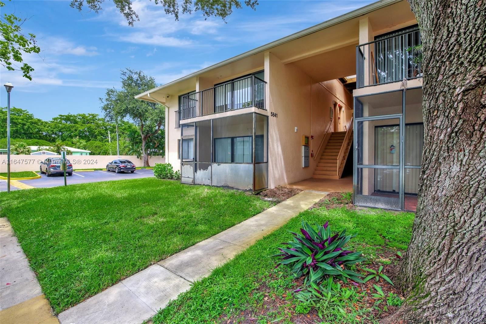 Real estate property located at 5841 Washington St #62, Broward, HAMPTON COURT CONDO, Hollywood, FL