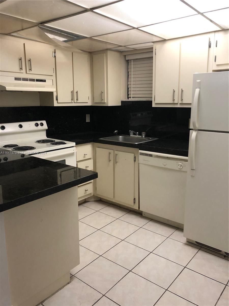 Real estate property located at 8290 Lake Drive #349, Miami-Dade, LAS VISTAS AT DORAL CONDO, Doral, FL