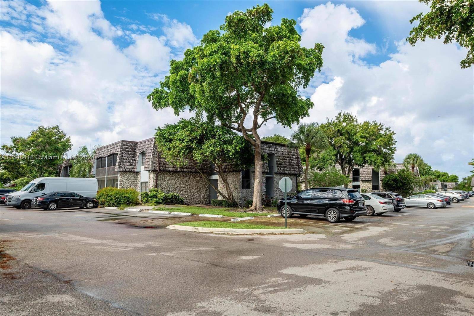 Real estate property located at 3105 Oakland Shores Dr J210, Broward, OAKLAND SHORES CONDOMINIU, Oakland Park, FL