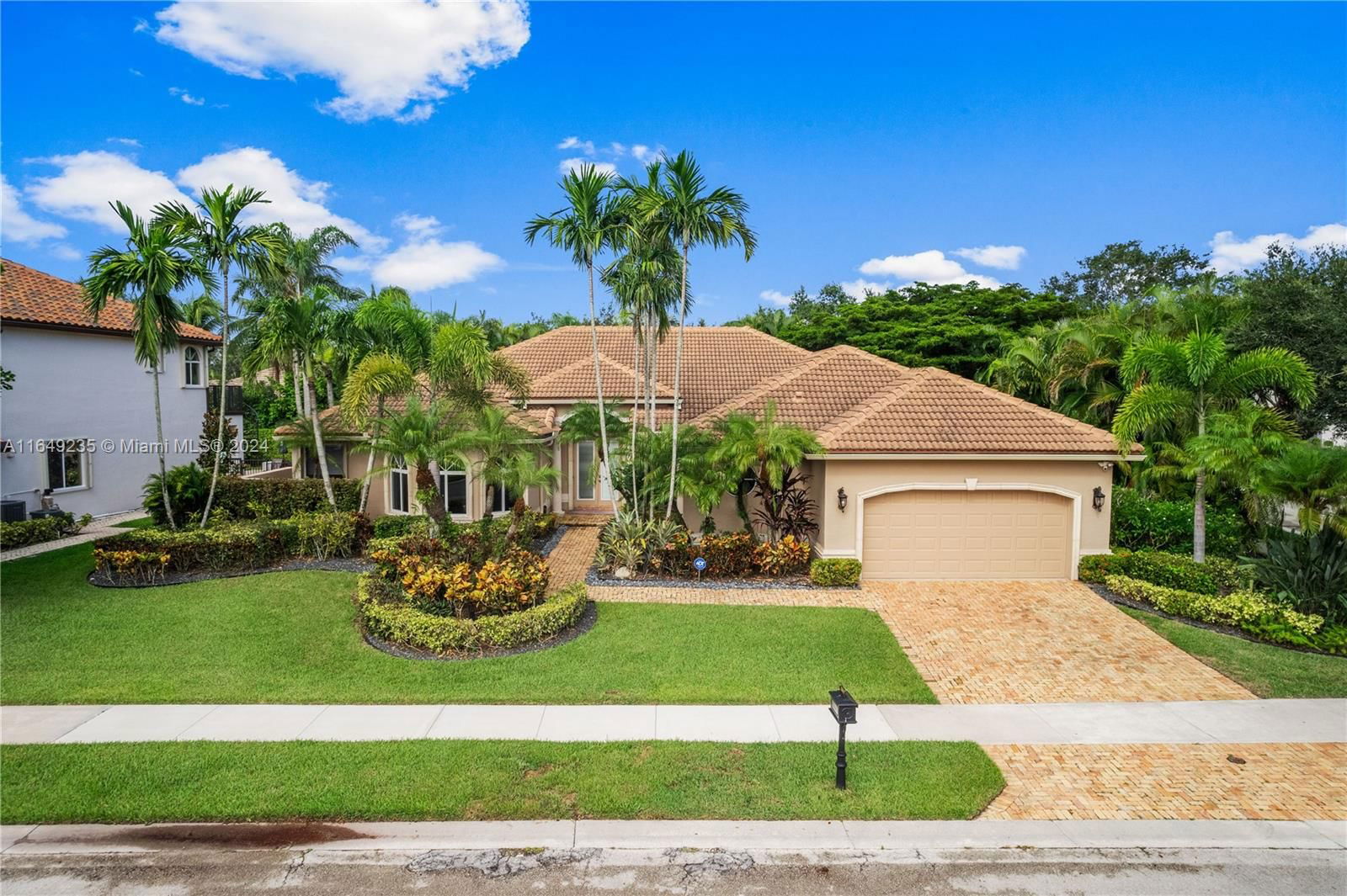 Real estate property located at 2685 Meadowood Dr, Broward, SECTOR 7 SOUTH, Weston, FL