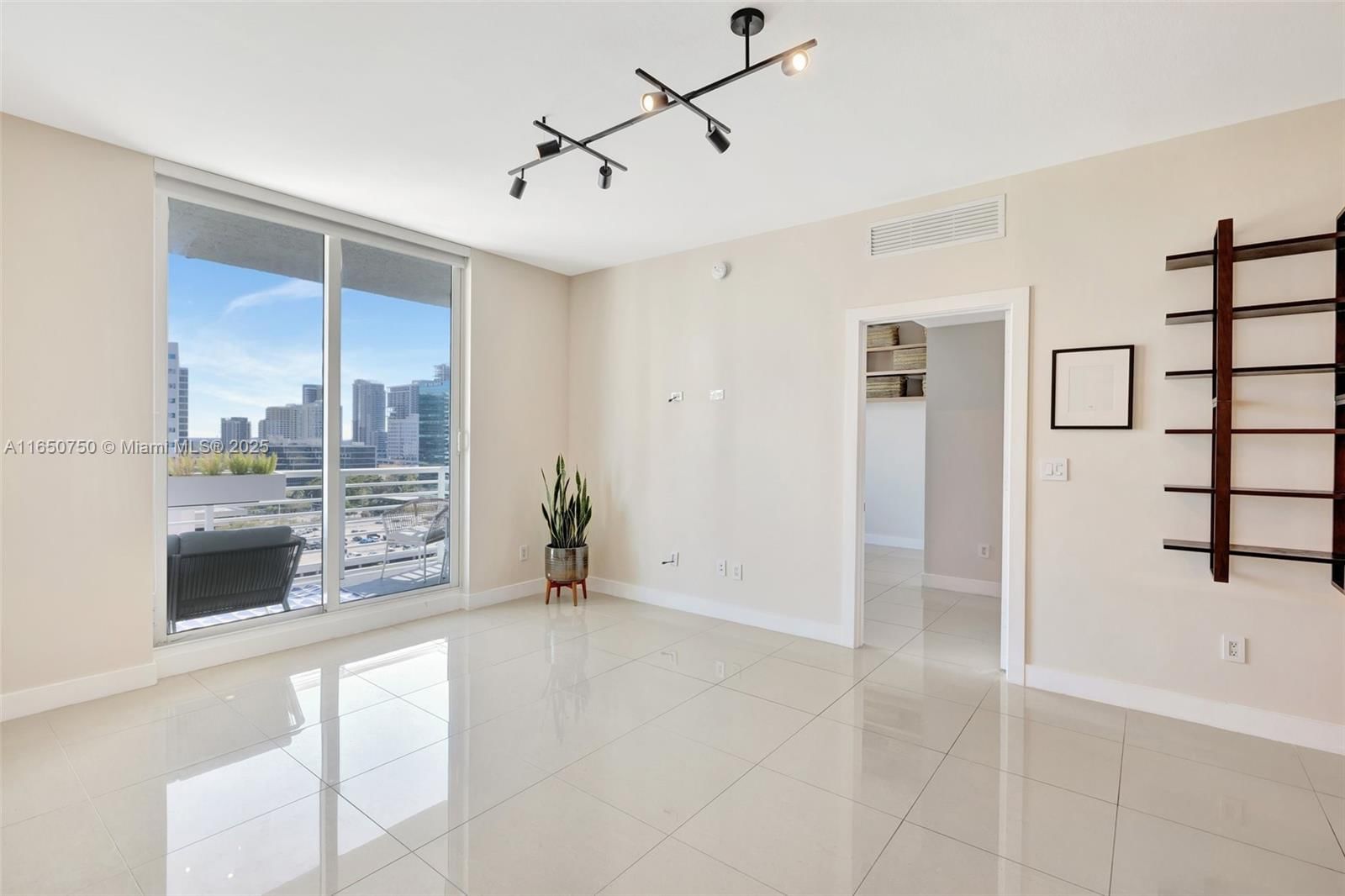 Real estate property located at 315 3rd Ave #1505, Broward, Strada 315 Condo, Fort Lauderdale, FL