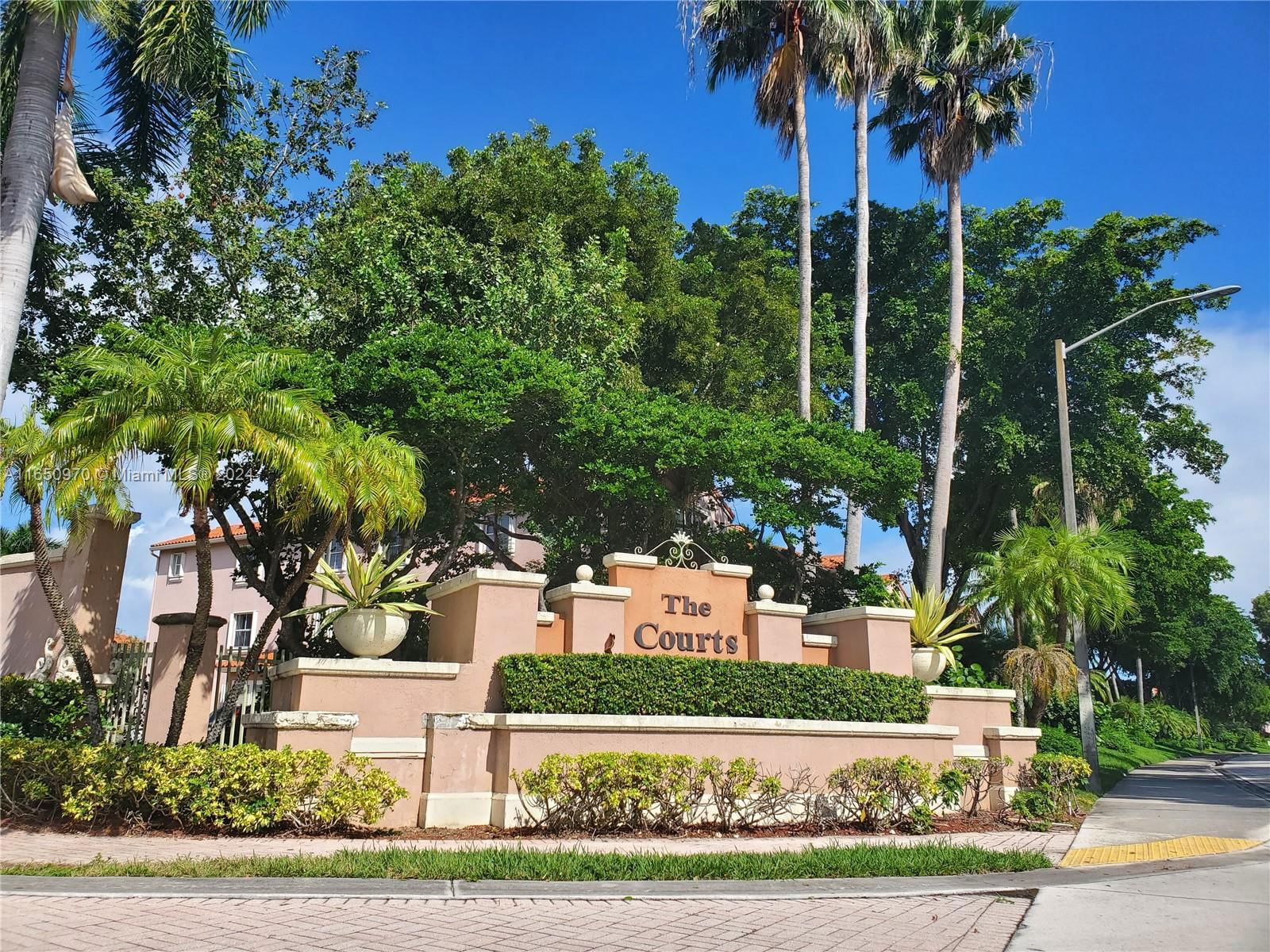 Real estate property located at 6700 114th Ave #904, Miami-Dade, THE COURTS AT DORAL ISLES, Doral, FL