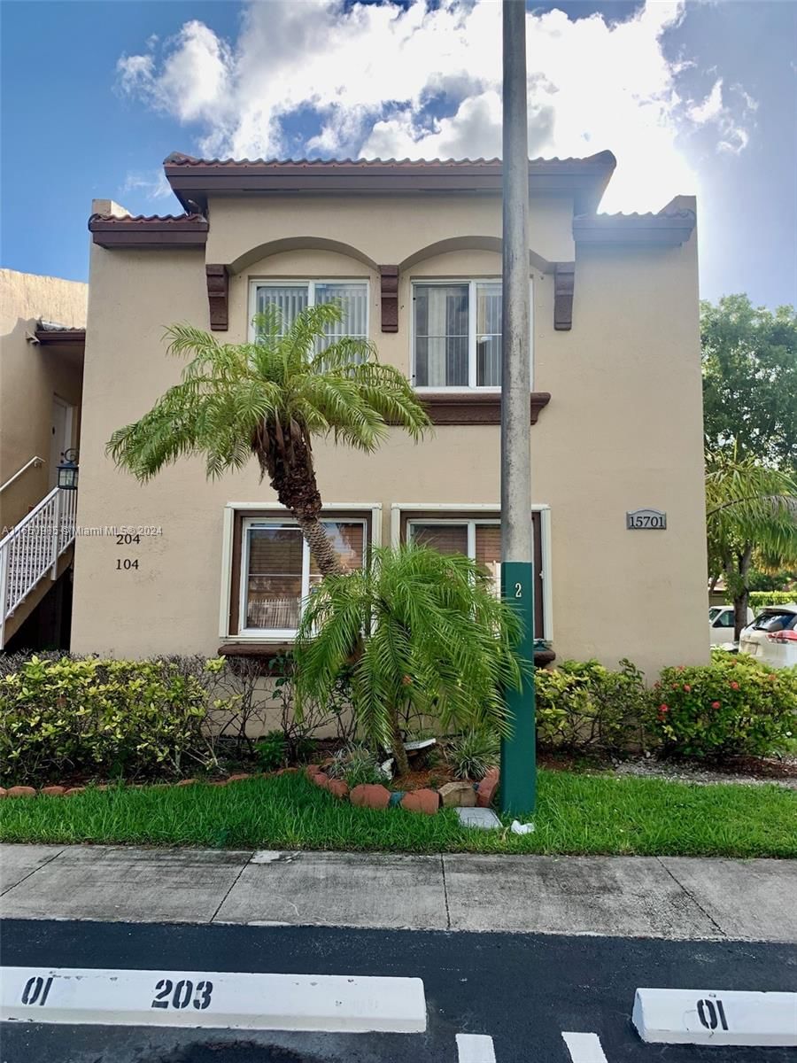 Real estate property located at 15701 137th Ave #204, Miami-Dade, VILLA ENCANTADA CONDO NO, Miami, FL