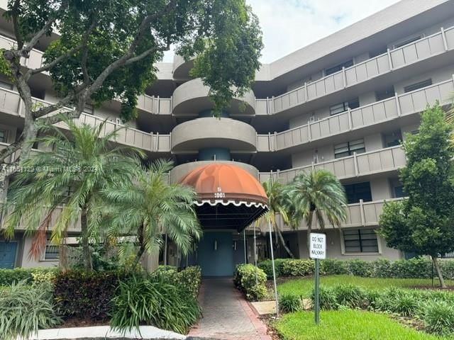 Real estate property located at 1001 Colony Point Cir #215, Broward, COLONY POINT 5 CONDO, Pembroke Pines, FL