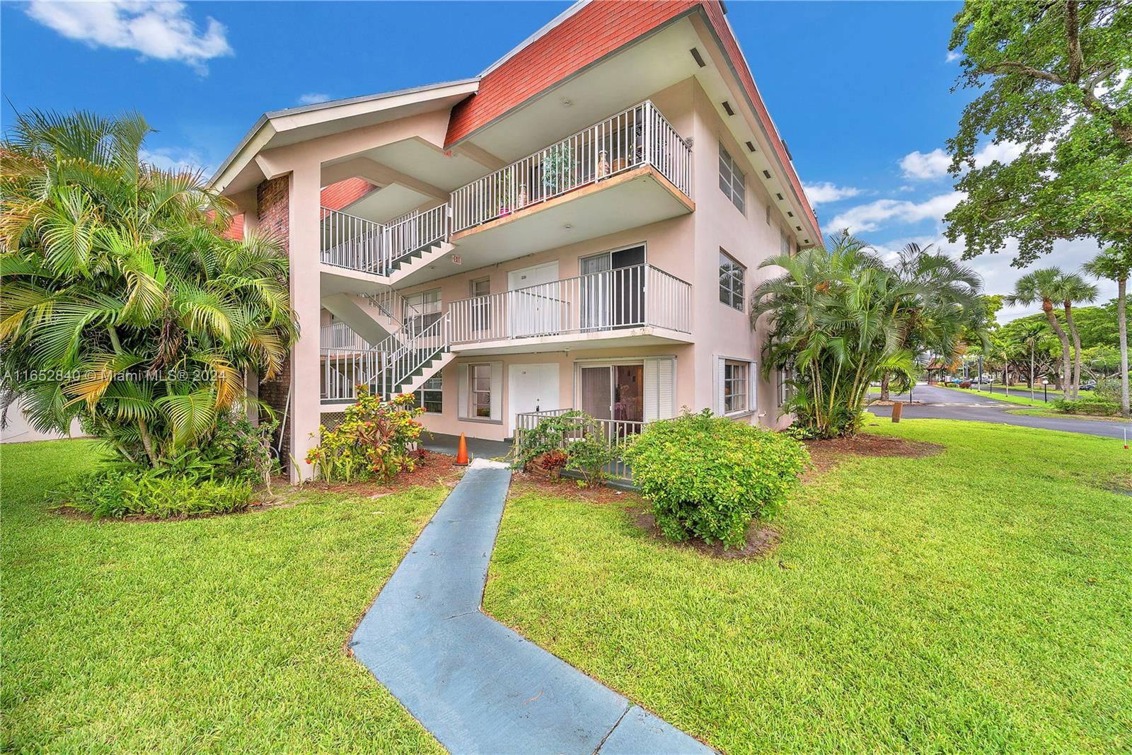 Real estate property located at 3061 47th Ter #126A, Broward, LAUDERDALE OAKS CONDO I, Lauderdale Lakes, FL