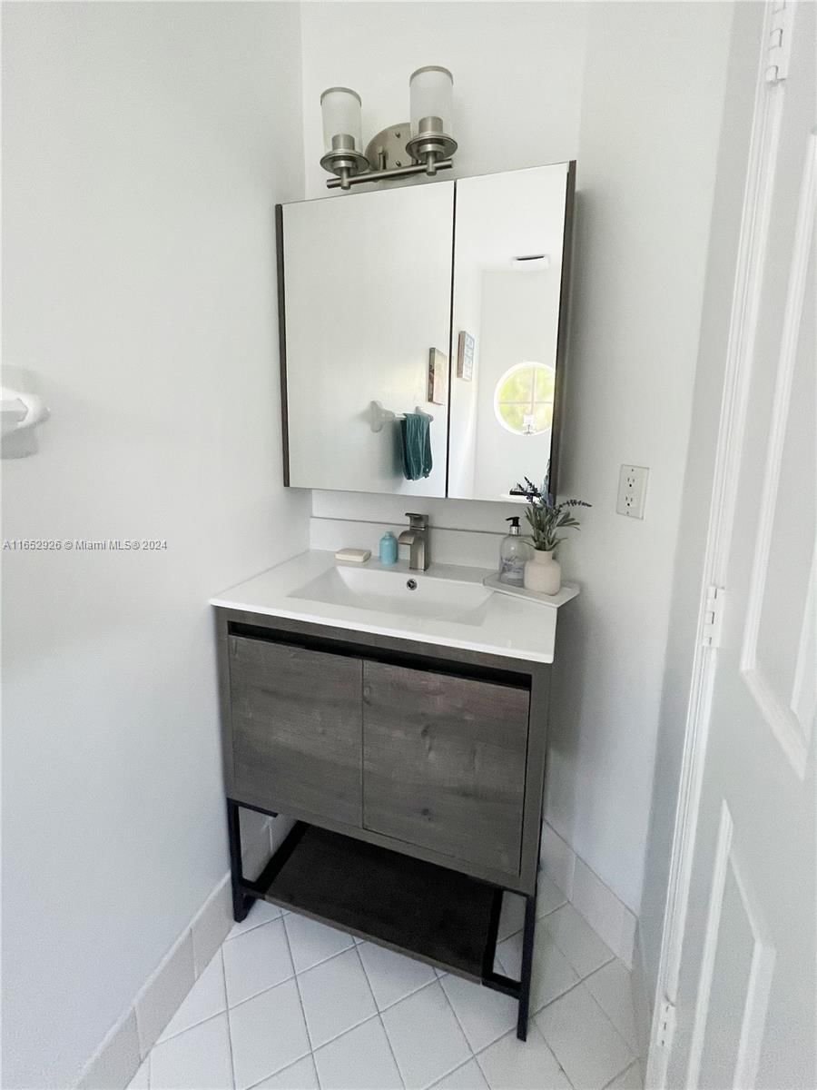 Real estate property located at 8788 222nd Ter, Miami-dade, Lakes By The Bay Kaye, Cutler Bay, FL