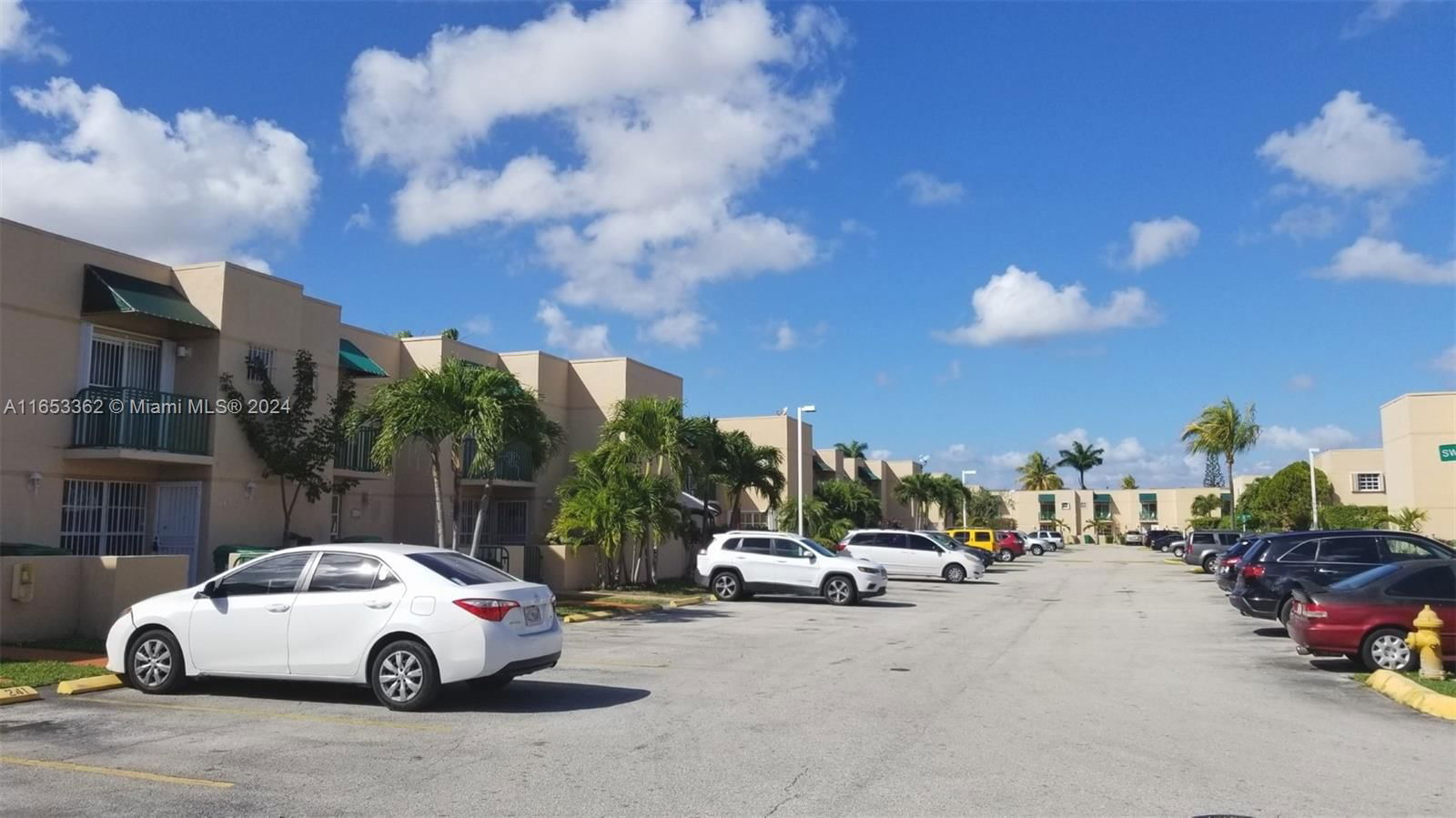 Real estate property located at 1950 121st Ct #243, Miami-Dade, LES CHATEAUX AT INT GARDE, Miami, FL