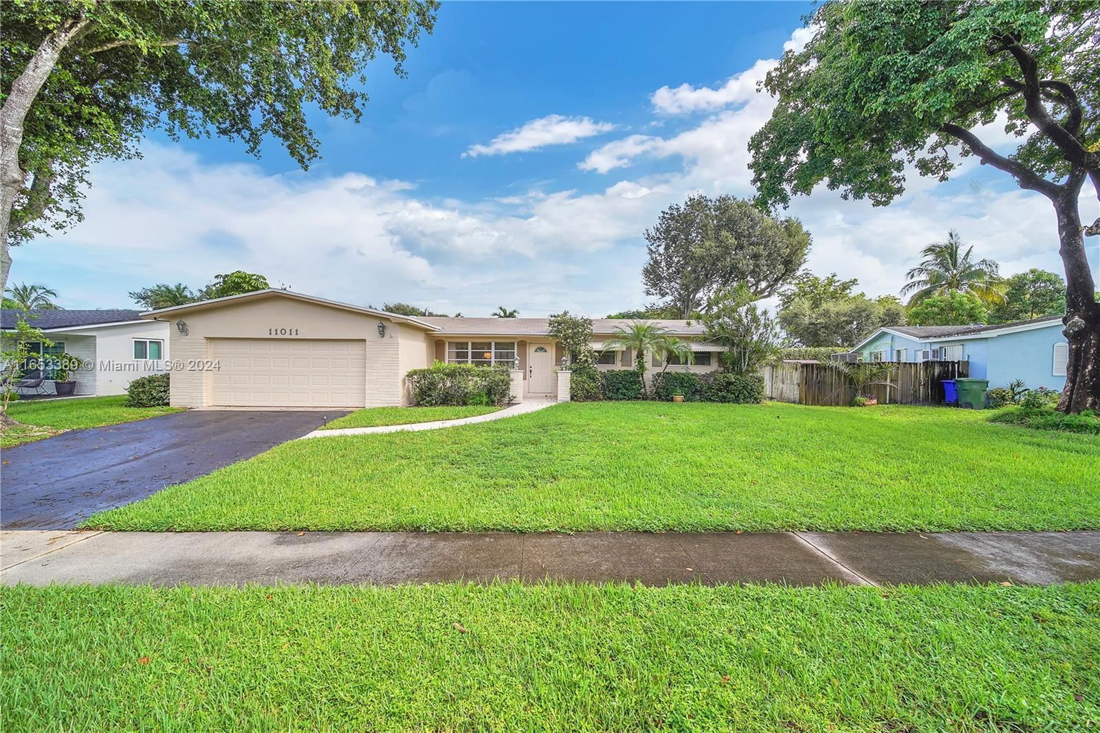 Real estate property located at 11011 21st St, Broward, PEMBROKE LAKES SEC 2, Pembroke Pines, FL