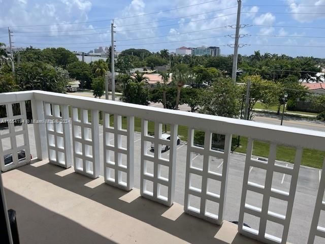 Real estate property located at 1831 38th St #406, Broward, CORAL LAKE TOWER CONDO, Oakland Park, FL