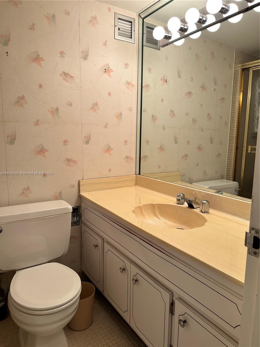 Real estate property located at 322 Buchanan St #1104, Broward, Crystal Tower Condo, Hollywood, FL