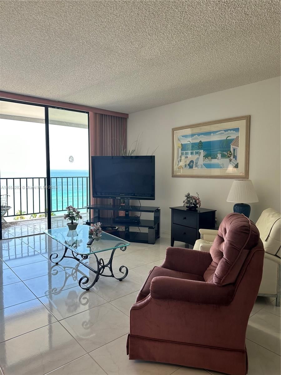 Real estate property located at 322 Buchanan St #1104, Broward, Crystal Tower Condo, Hollywood, FL