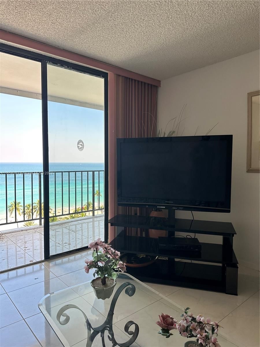 Real estate property located at 322 Buchanan St #1104, Broward, Crystal Tower Condo, Hollywood, FL