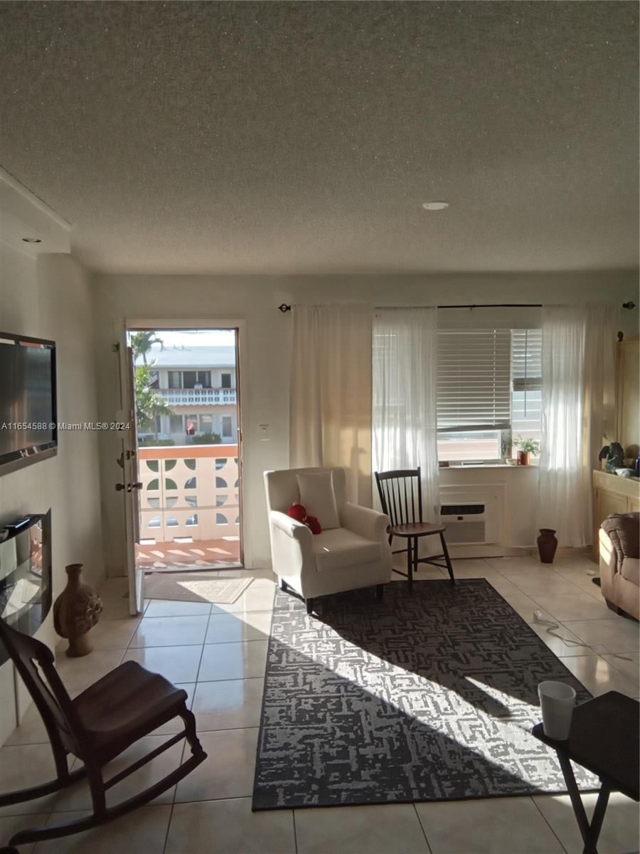 Real estate property located at 815 10th Ter #20V, Broward, ROLEN LAKE GARDENS CO-OP, Hallandale Beach, FL