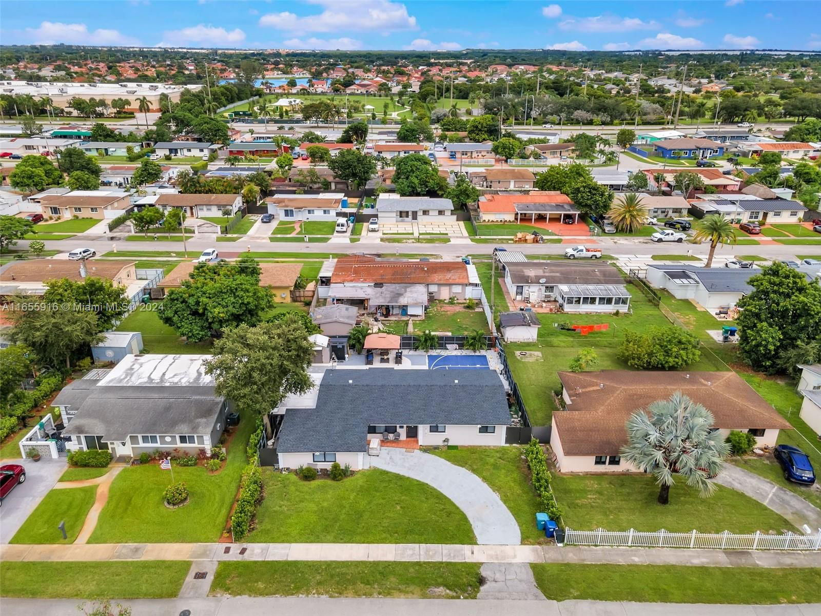 Real estate property located at 5321 180th Ter, Miami-Dade, CAROL CITY LAKE STEVEN ES, Miami Gardens, FL