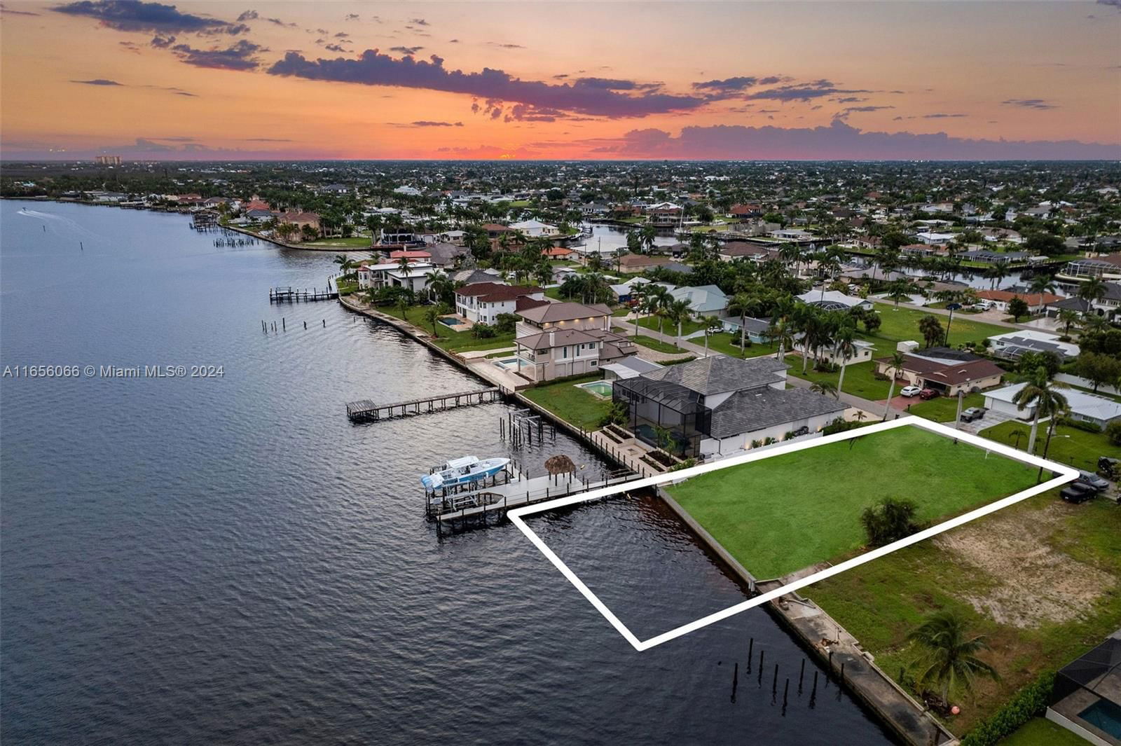 Real estate property located at 550 Coral Dr, Lee, YACHT CLUB, Cape Coral, FL