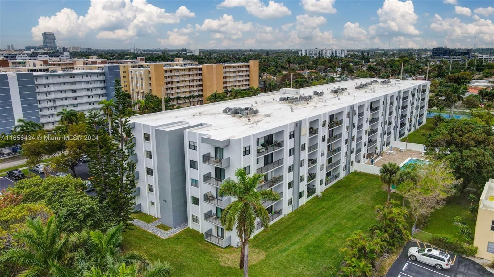 Real estate property located at 1301 7th St #304, Broward, HALLANDALE GARDENS CONDO, Hallandale Beach, FL