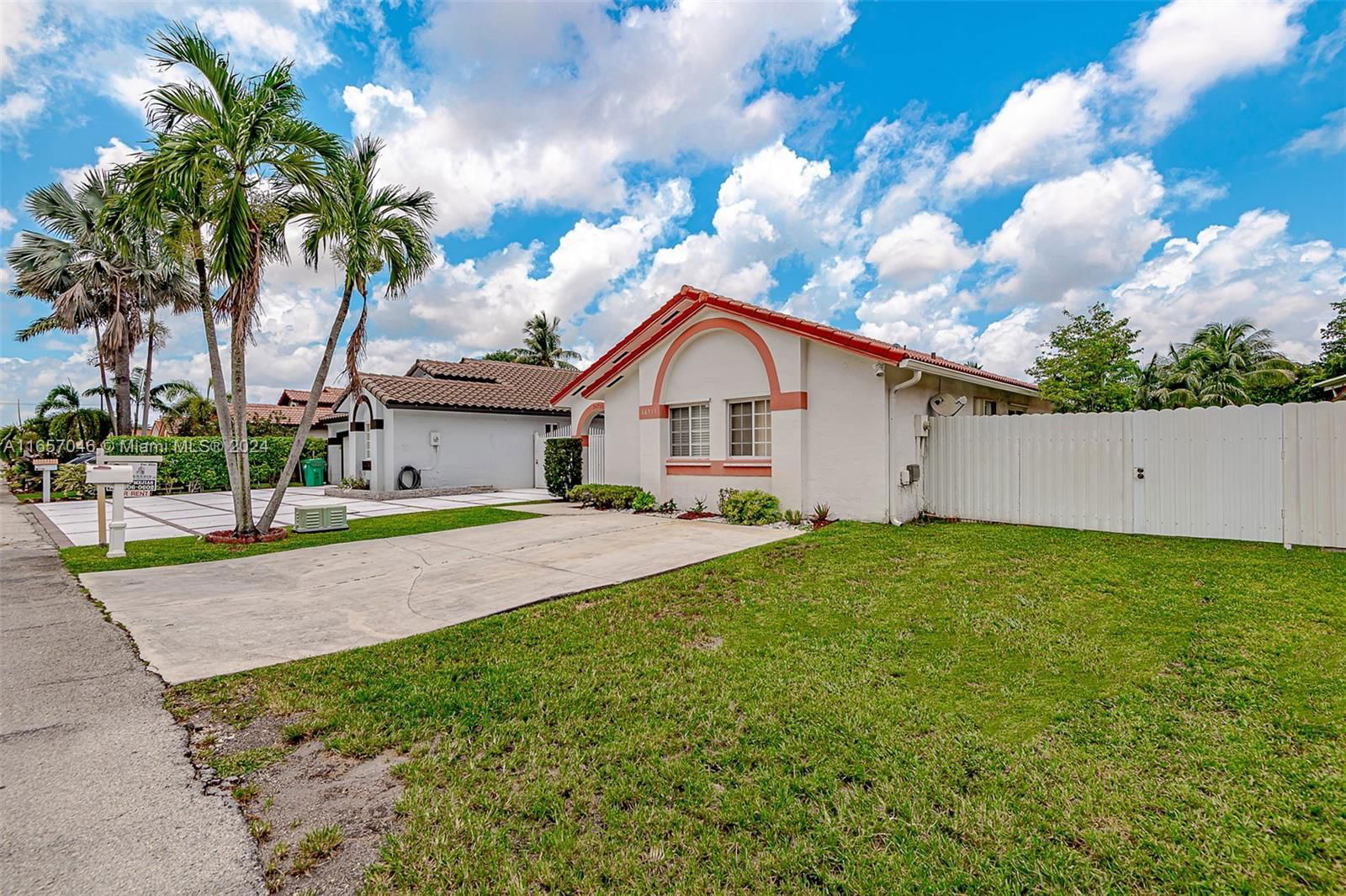 Real estate property located at 16711 74th Ct, Miami-Dade, TURTLE RUN AT LAKES OF PA, Hialeah, FL