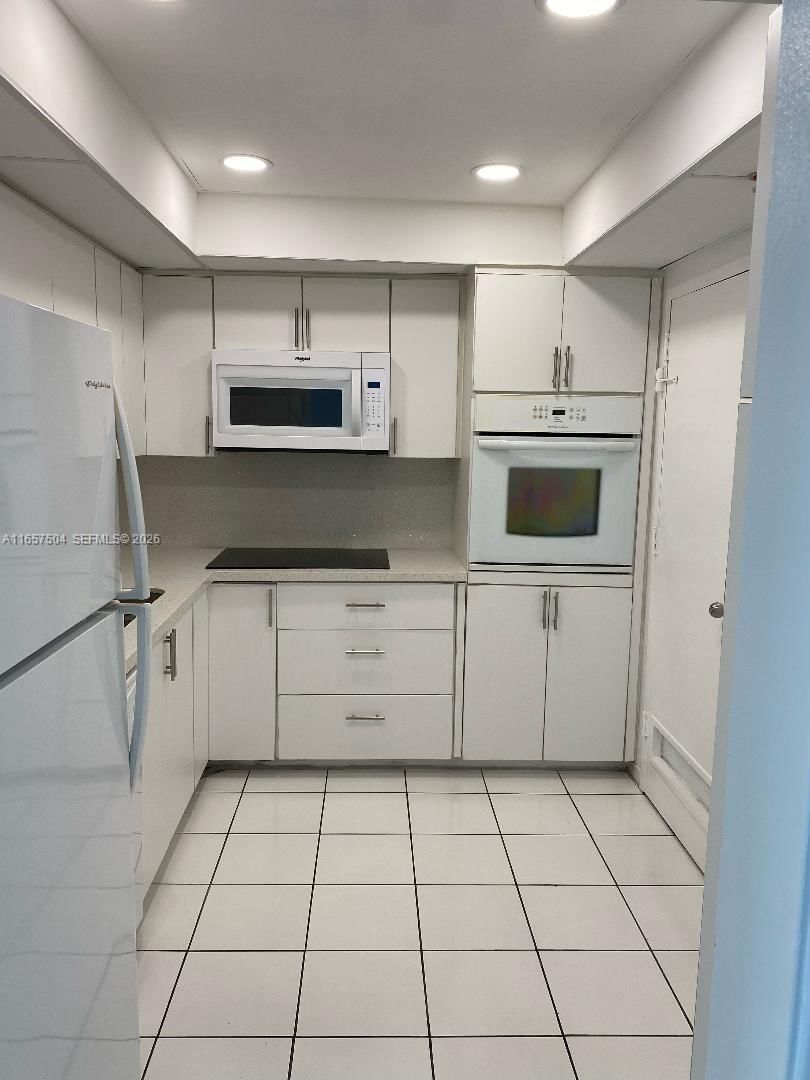 Real estate property located at 400 Kings Point Dr #328, Miami-dade, Coastal Towers Condo, Sunny Isles Beach, FL
