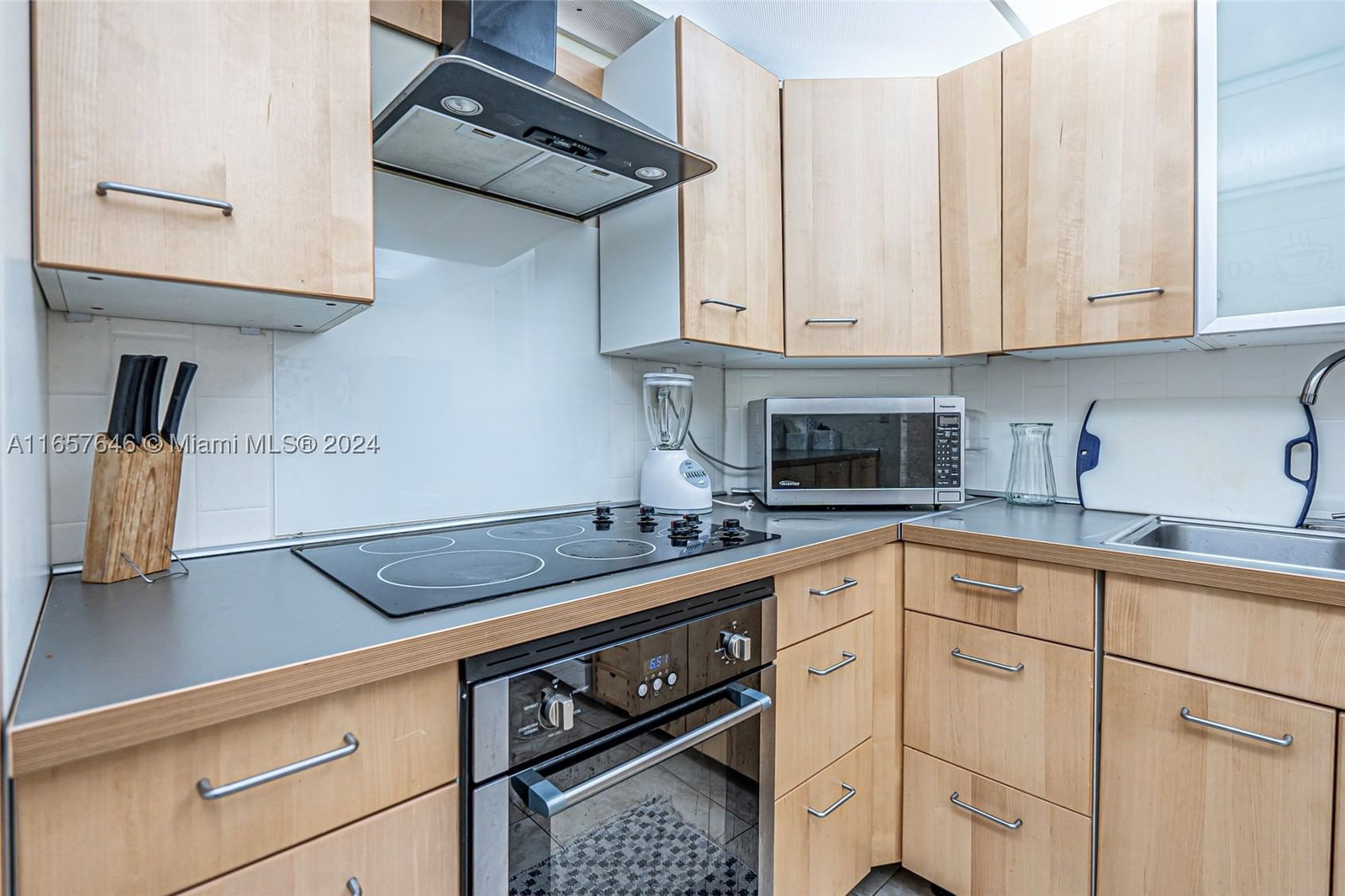 Real estate property located at 300 Bayview Dr #1012, Miami-dade, Arlen House Condo, Sunny Isles Beach, FL