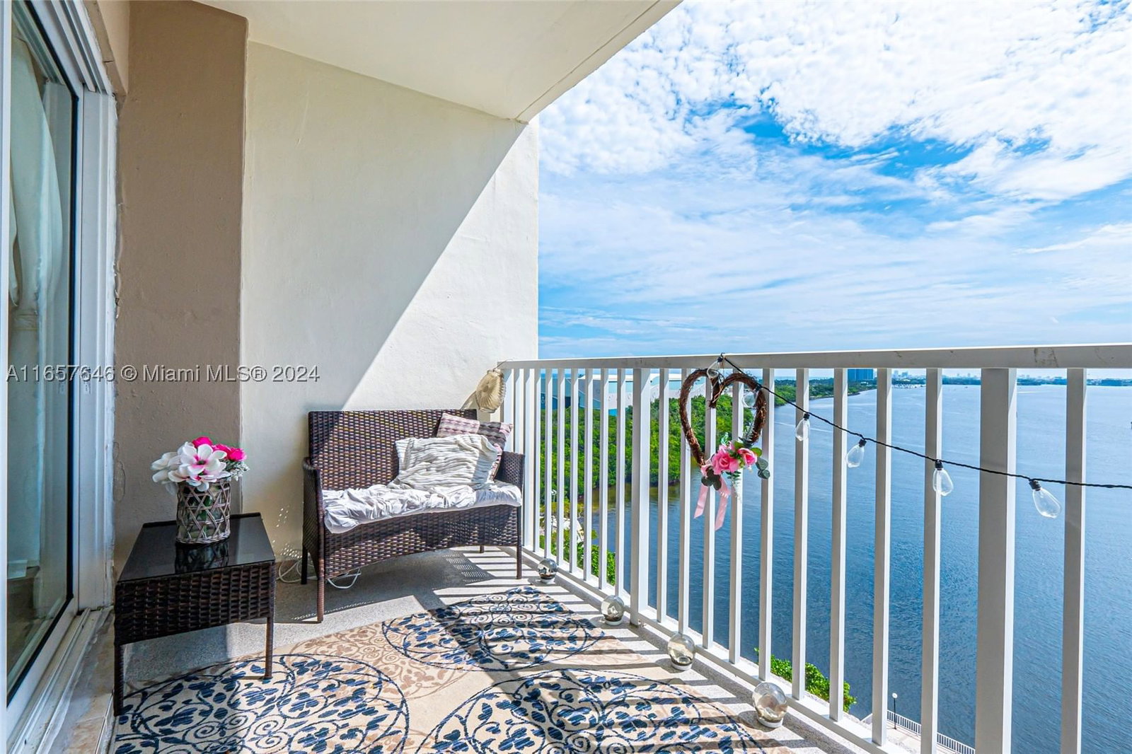 Real estate property located at 300 Bayview Dr #1012, Miami-dade, Arlen House Condo, Sunny Isles Beach, FL