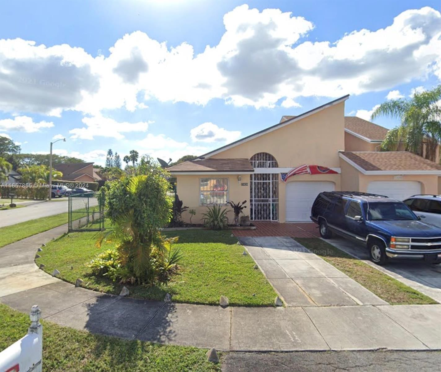 Real estate property located at 15430 68th Ln, Miami-Dade, WESTWIND LAKES TWIN VILLA, Miami, FL