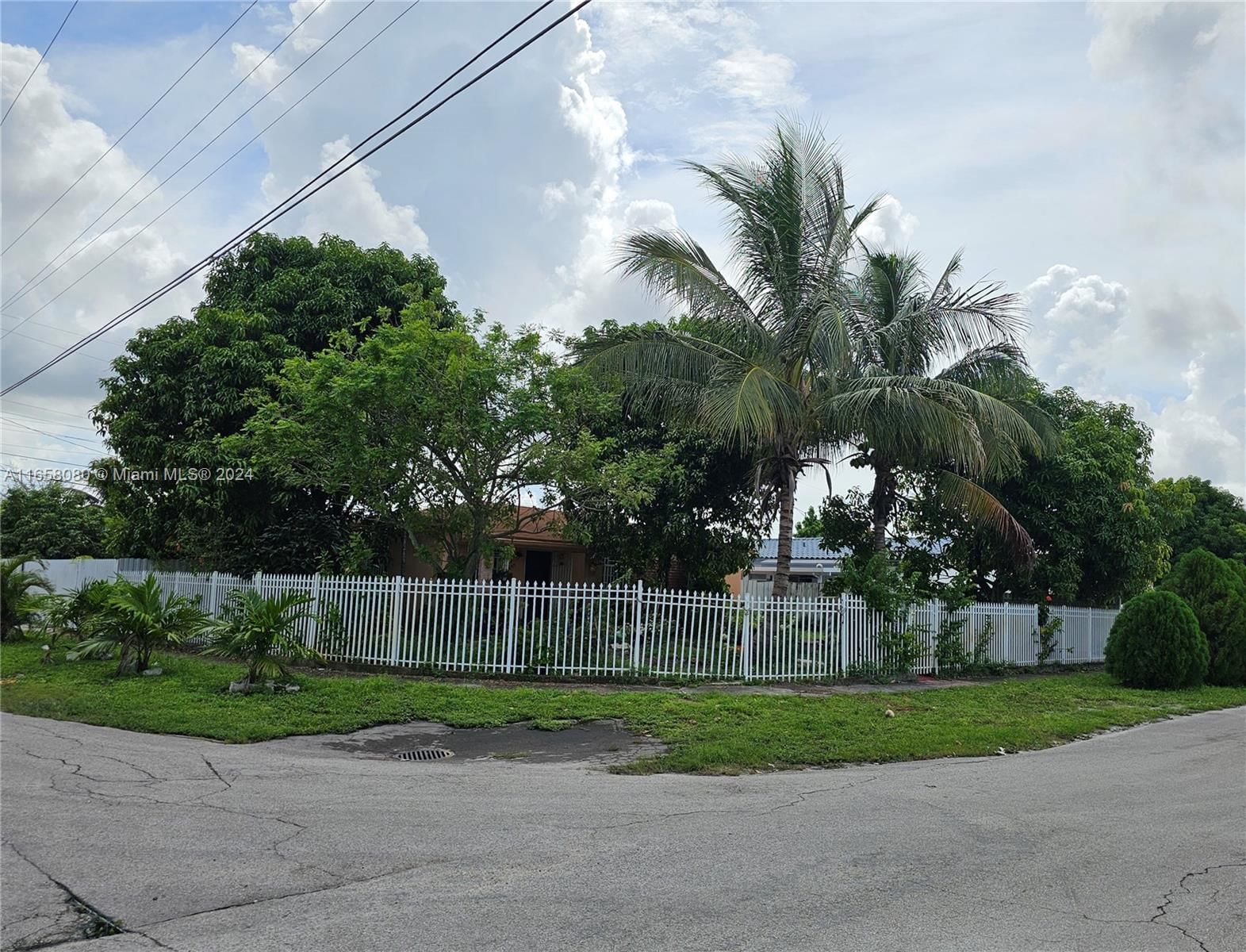 Real estate property located at 695 9th Ln, Miami-Dade, SUN-TAN VILL SEC 5, Hialeah, FL