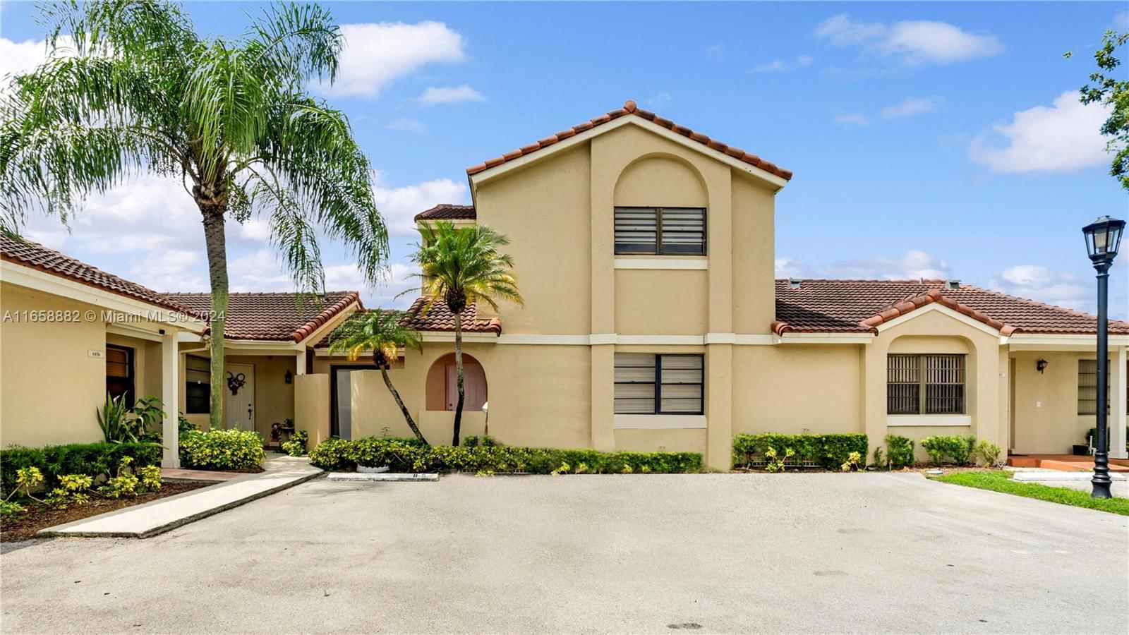 Real estate property located at 6460 NW 170th Ter #6064, Miami-Dade, VILLA HOMES AT THE MOORS, Hialeah, FL