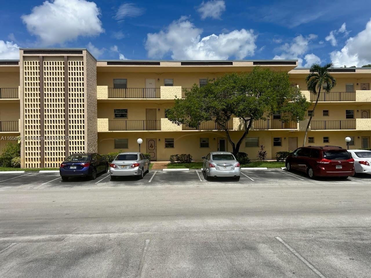 Real estate property located at 301 Cambridge Rd #302, Broward, CAMBRIDGE HOUSE EAST, Hollywood, FL