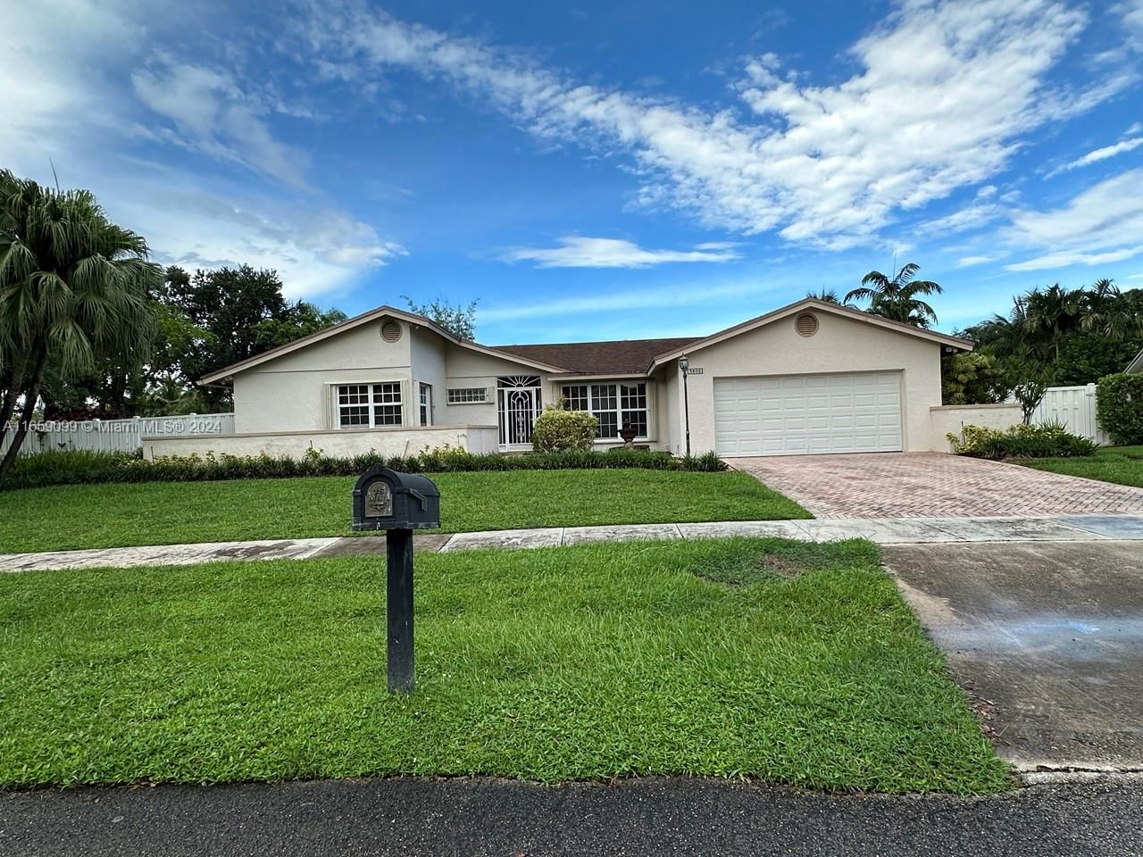 Real estate property located at 3800 Beach Way, Broward, STONEBRIDGE PHASE 1, Cooper City, FL