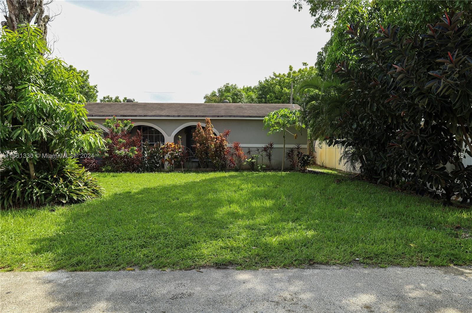 Real estate property located at 8812 Crescent Dr, Broward, KNOLLS 4 SEC, Miramar, FL