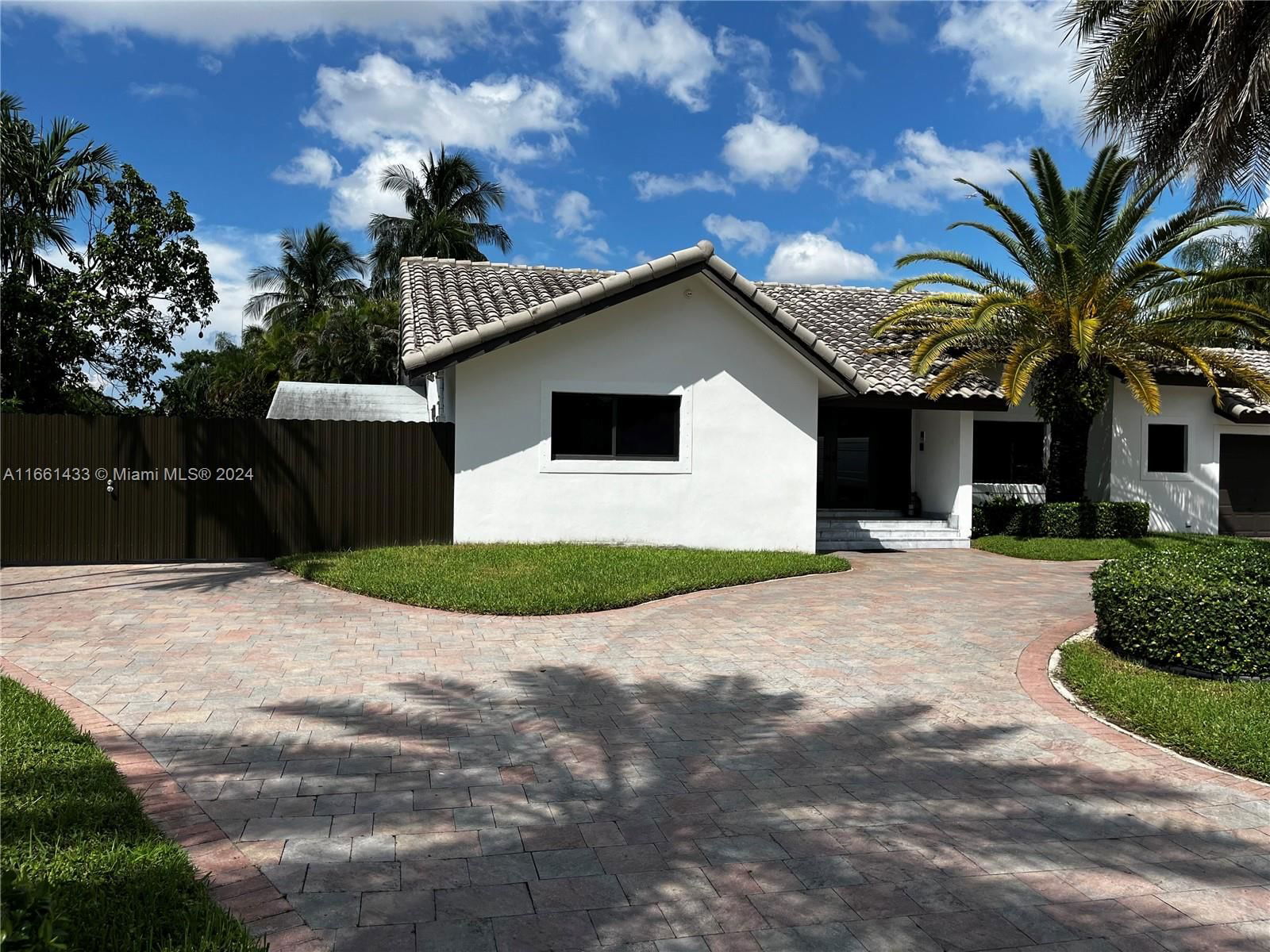 Real estate property located at 15531 70th Ter, Miami-Dade, WESTWIND LAKES SEC 3, Miami, FL