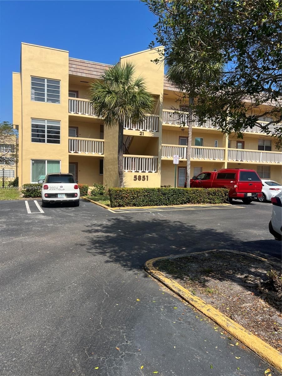 Real estate property located at 5851 62nd Ave #305, Broward, BERMUDA CLUB SEVEN CONDO, Tamarac, FL