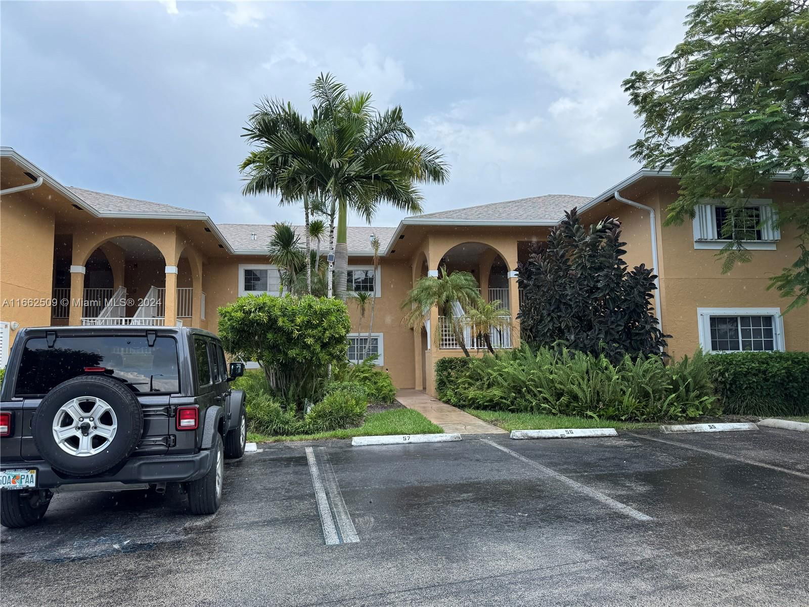 Real estate property located at 811 4th Ave C204, Broward, CHATEAU DE VILLE CONDO, Dania Beach, FL