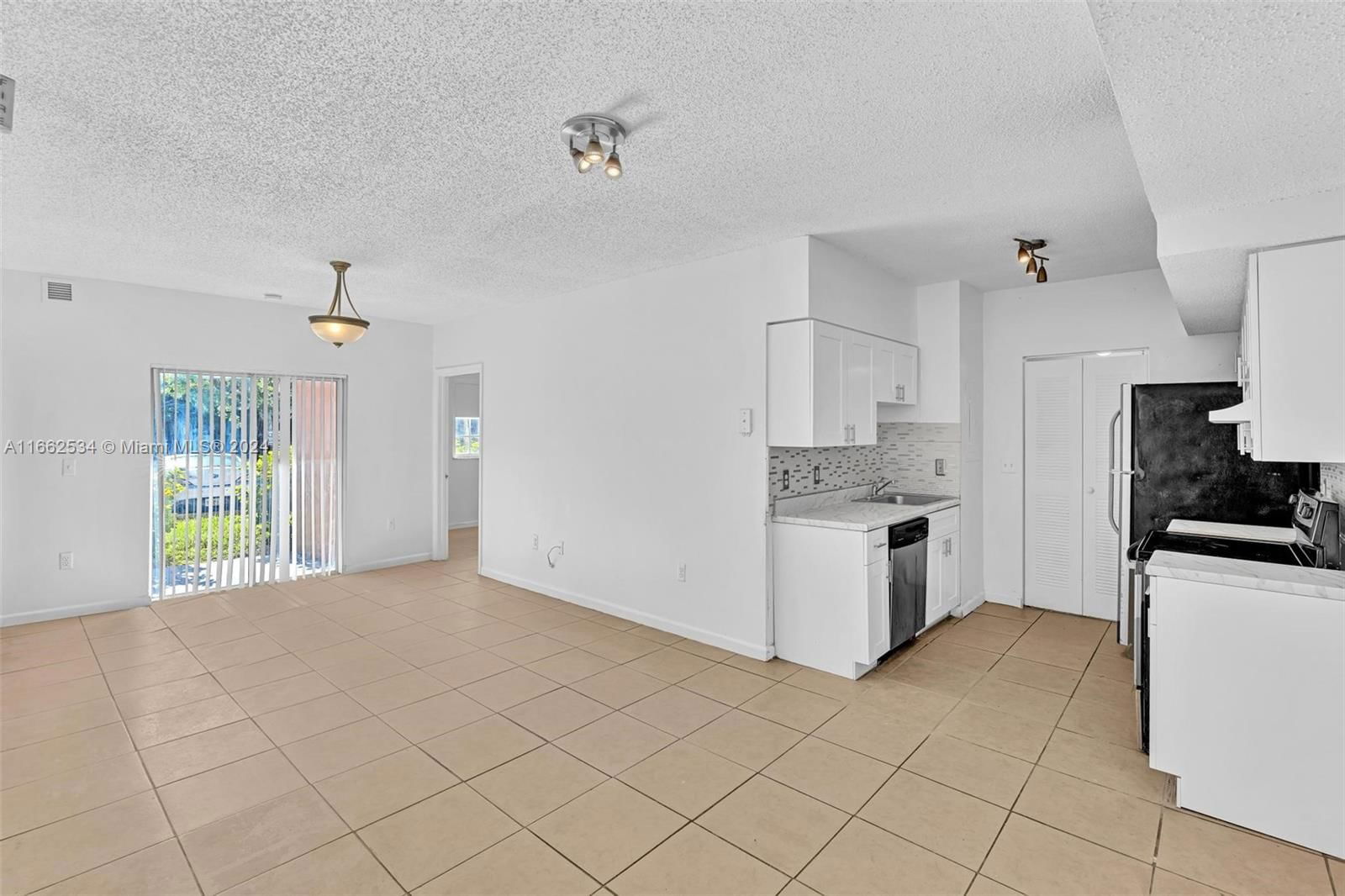 Real estate property located at 3221 Sabal Palm Mnr #105, Broward, SERENITY PALMS CONDO, Davie, FL