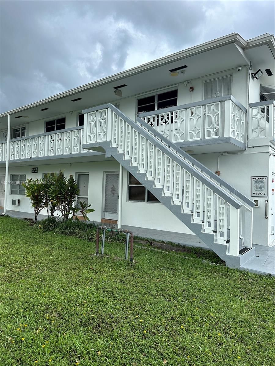 Real estate property located at 100 204th St #23, Miami-Dade, RO-MONT GARDENS ANDOVER C, Miami Gardens, FL