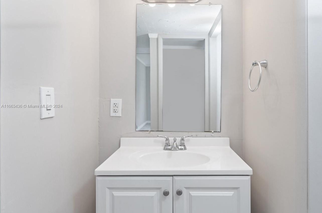 Real estate property located at 1700 191st St #100, Miami-dade, Jade Winds Grp Easter Lil, Miami, FL
