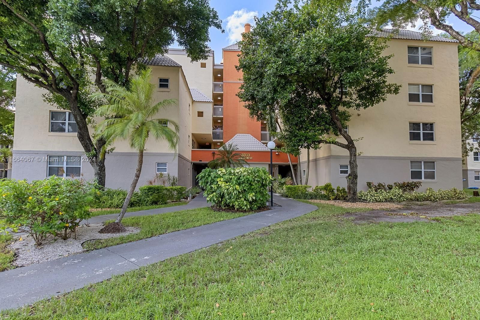 Real estate property located at 8333 Lake Dr #302, Miami-Dade, LAS VISTAS AT DORAL CONDO, Doral, FL