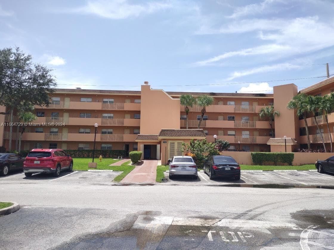 Real estate property located at 3110 Pine Island Rd #210, Broward, SUN RUN NO II CONDO, Sunrise, FL