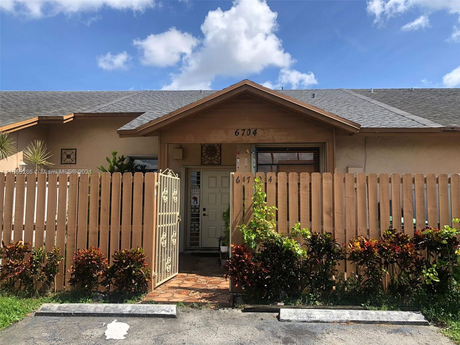 Real estate property located at 6704 188th Ter, Miami-Dade, COUNTRY LAKE MANORS TOWNH, Hialeah, FL